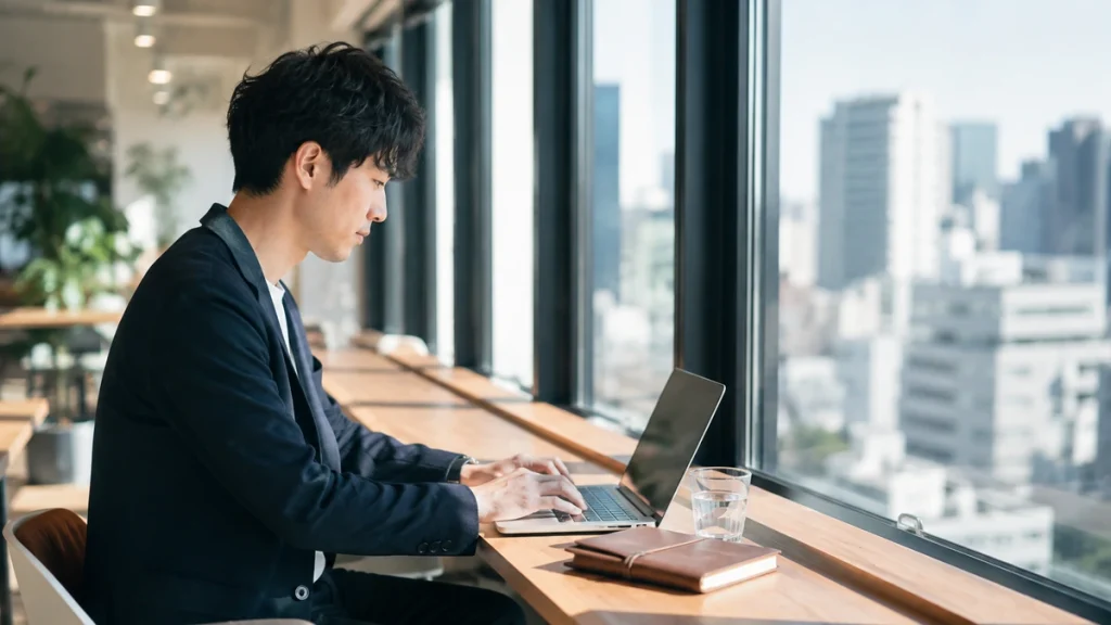 移動合間の隙間時間にコワーキングスペースでスマートに作業する日本のビジネスパーソン